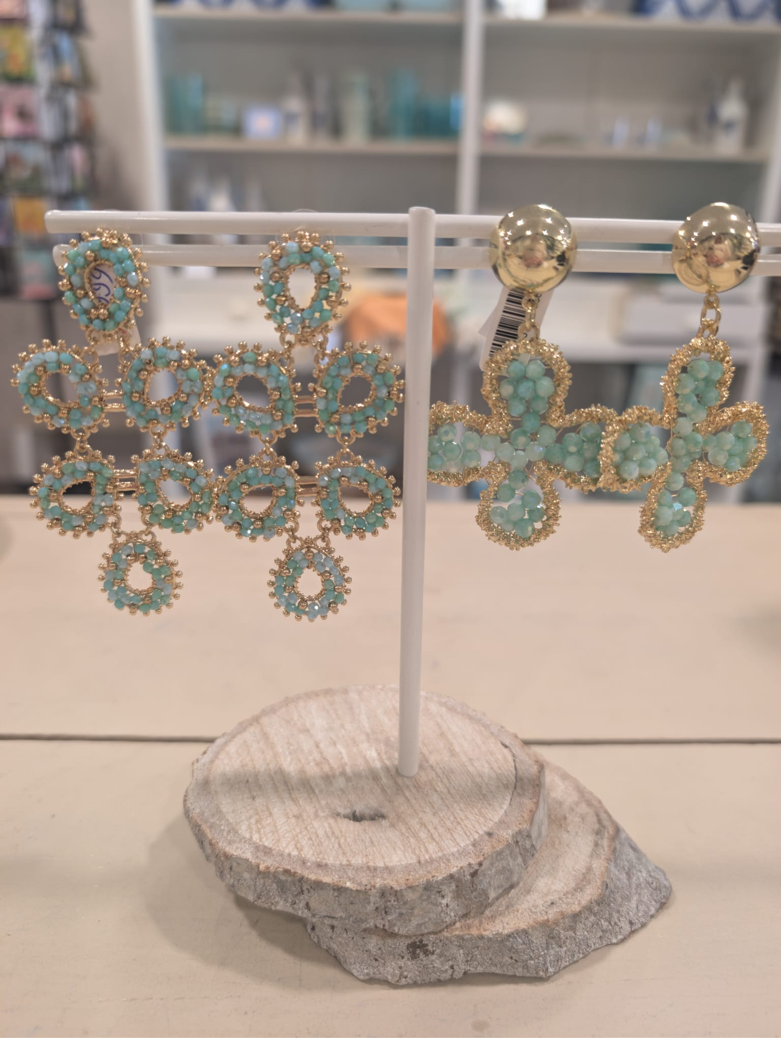 Oorbellen display met koraal en schelpen