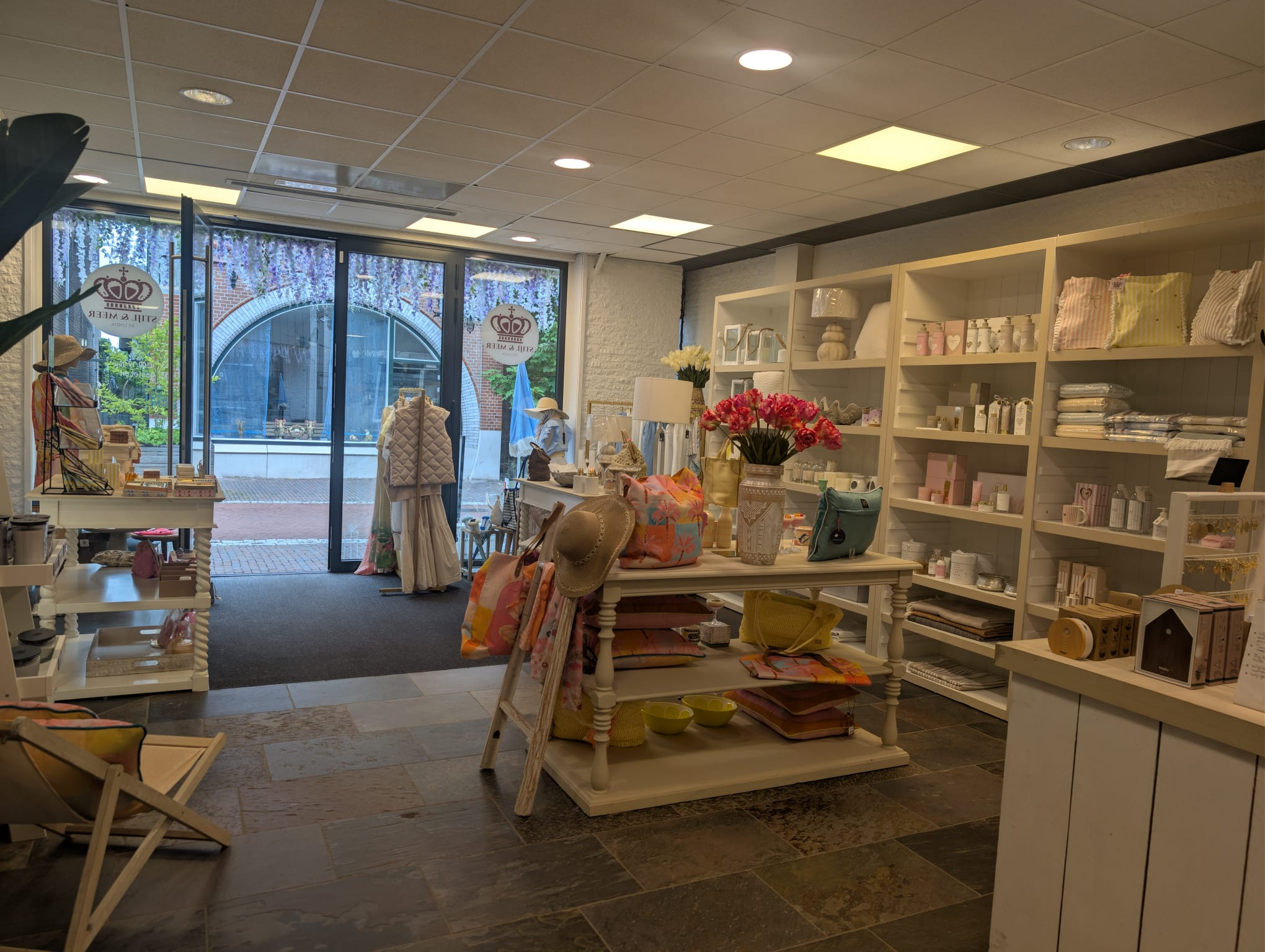 Winkelbinnenzijde met displays en bloemen