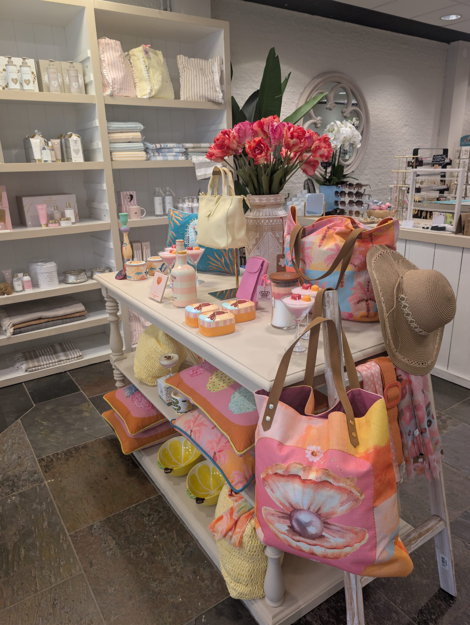 Kleurrijke tassen en interieur display