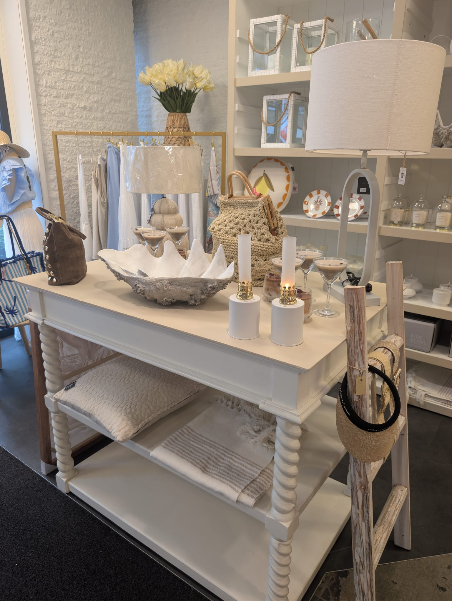 Witte kasten met woonaccessoires en kandelaars