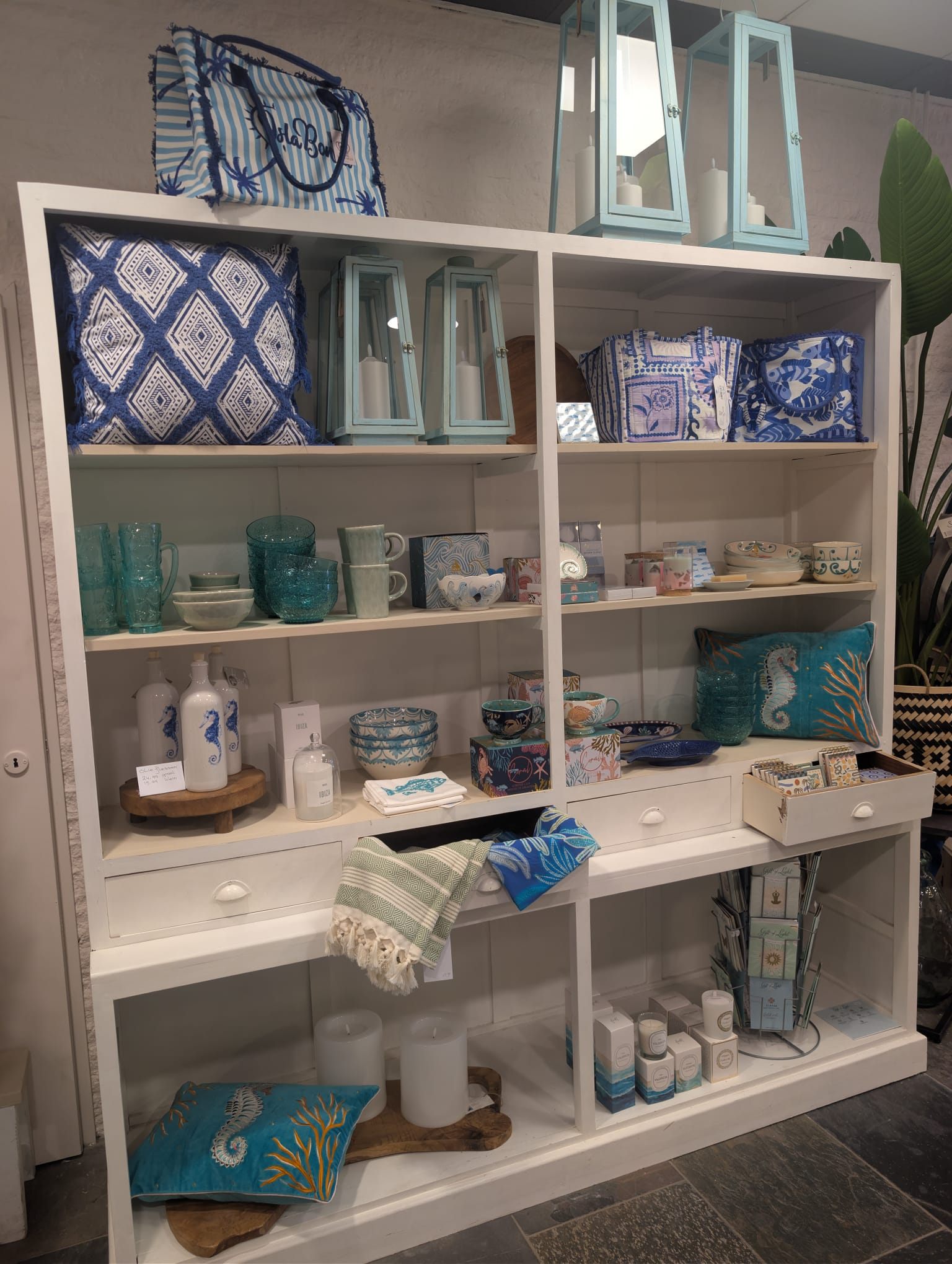 Gesloten kasten met blauwe en witte decoratie