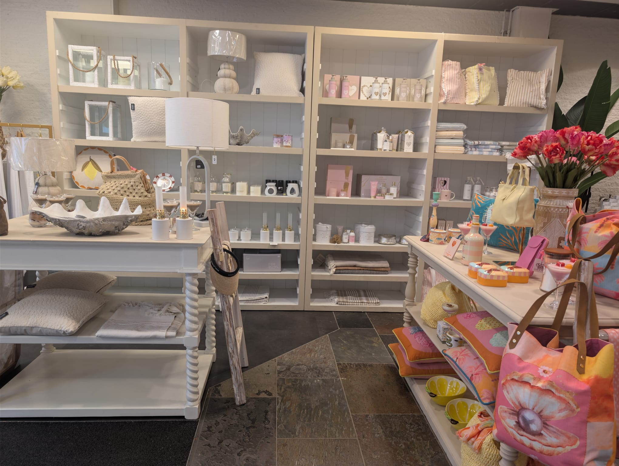 Winkelschappen met witte kasten en bloemen