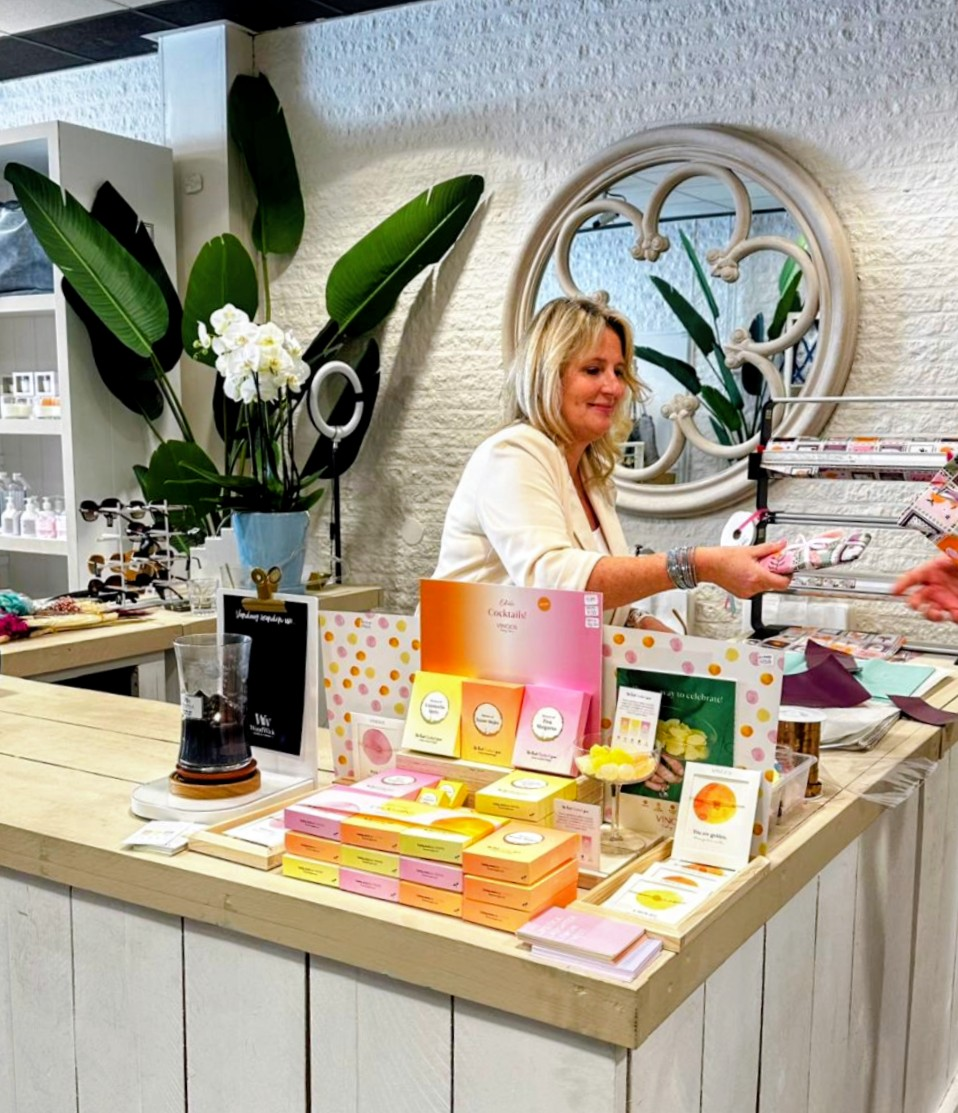Linda achter de balie van Stijl & Meer